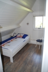 Schlafzimmer mit Einzelbett oben links
