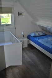 Schlafzimmer mit Kinderbett