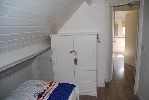 Schrank in Einzel-Schlafzimmer oben