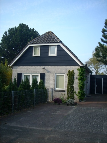 Vorderansicht mit Parkpltzen