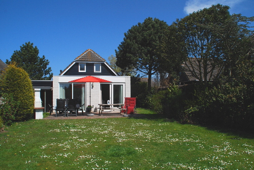 Terrasse mit Sonnenschirm1